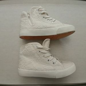 Toddler High top lace sneakers Size 10